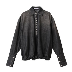 黒いデニムシャツ