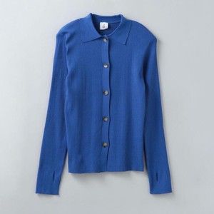 ブルーのニットカーディガン