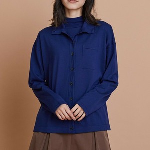 ブルーのニットカーディガン