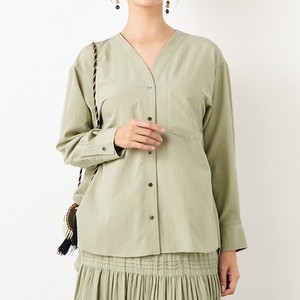 ライトグリーンのシャツ