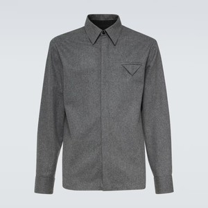 グレーのシャツ