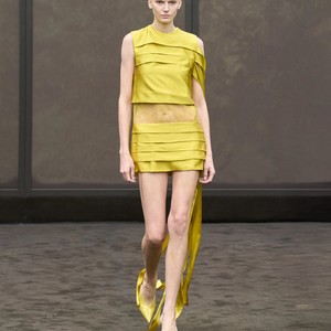 イエローのドレス