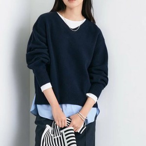 ネイビーのニット