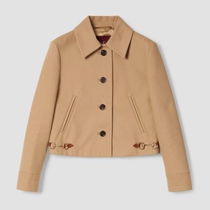 ベージュのジャケット