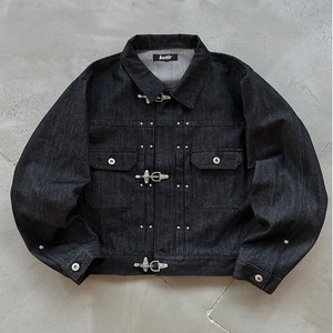 黒いデニムジャケット