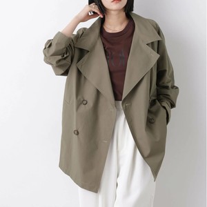 カーキのショートコート