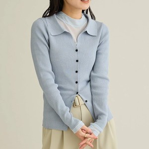 グレーのカーディガン