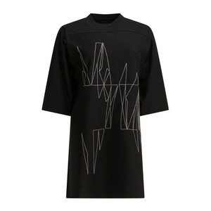 黒いTシャツ