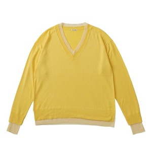 イエローのニット