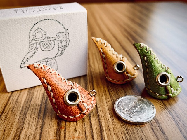 自宅作業場で極小ペストマスクへの愛を叫ぶ - MATCH Leather Works の