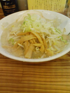 しょうゆラーメンなのに白い。之脂也