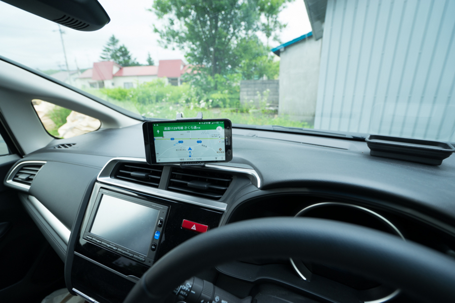 フィットhv新車購入後に買って良かったおすすめのカー用品 スマホホルダー カーチャージャーなど いつも向かい風