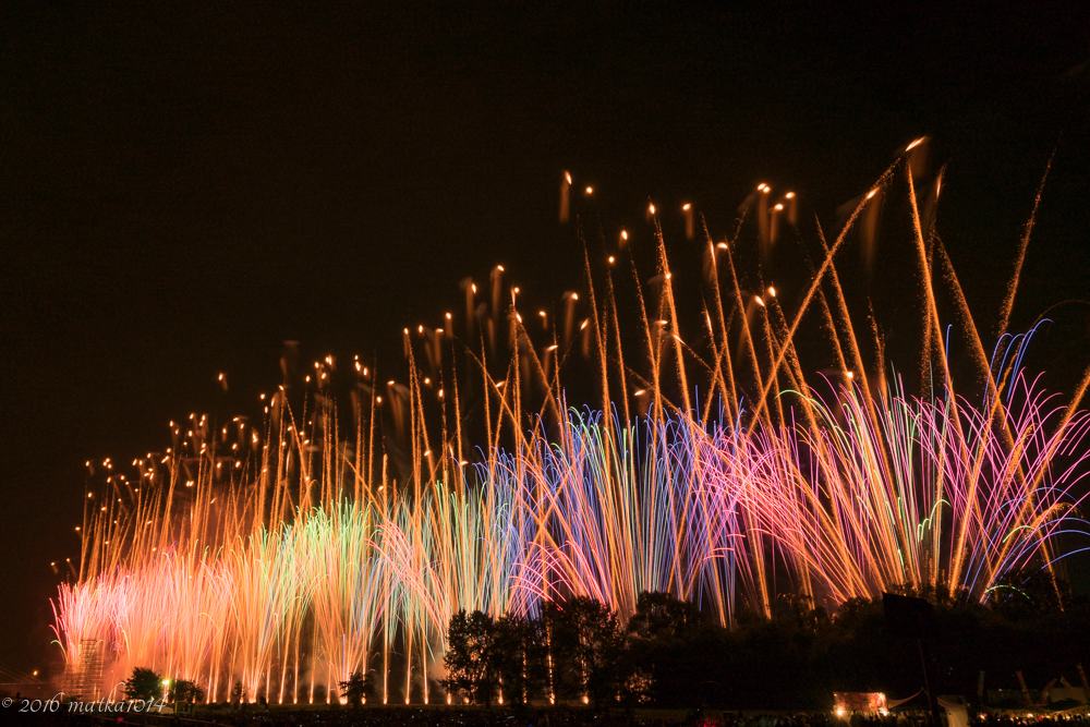 勝毎花火大会16に行ってきた 合計2万発の北海道最大級の花火大会を鑑賞 グランドフィナーレの曲が良かった いつも向かい風