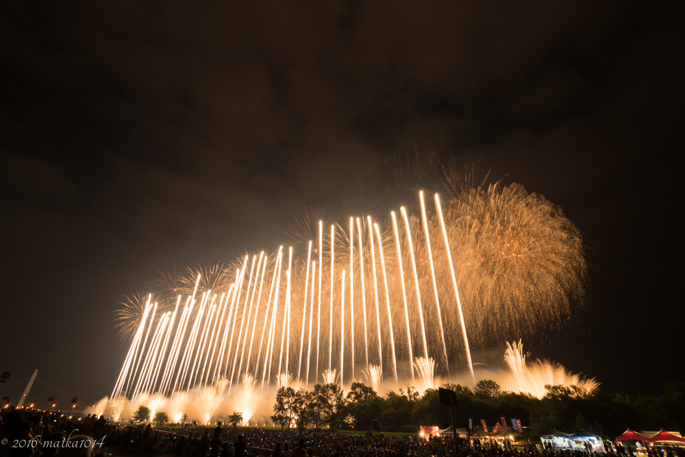 勝毎花火大会16に行ってきた 合計2万発の北海道最大級の花火大会を鑑賞 グランドフィナーレの曲が良かった いつも向かい風