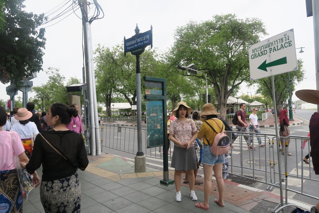 王宮に行くための経路をしめす看板