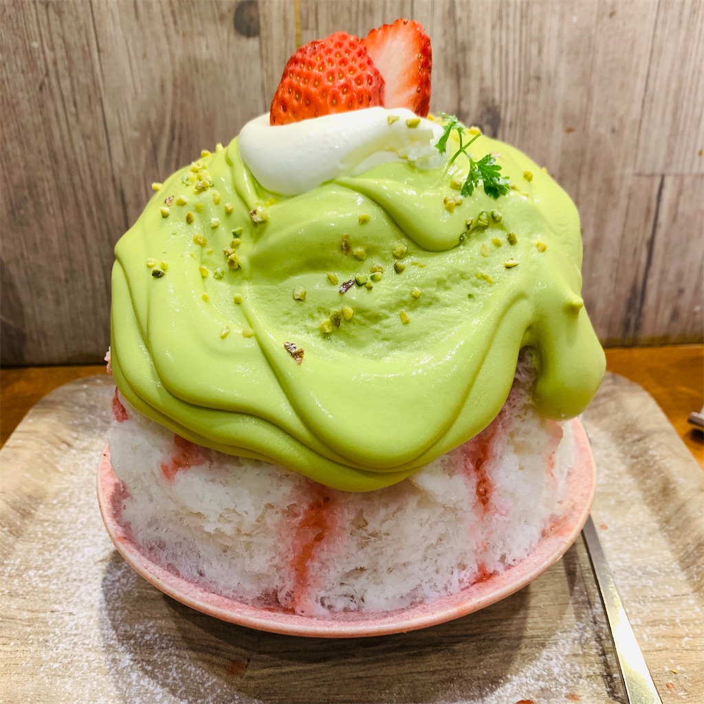 【かき氷男子が行く!】038 銀座にある Parlor Vinefru 銀座 さんで 苺とピスタチオエスプーマのかき氷 を食べてきました! - かき氷男子が行く!