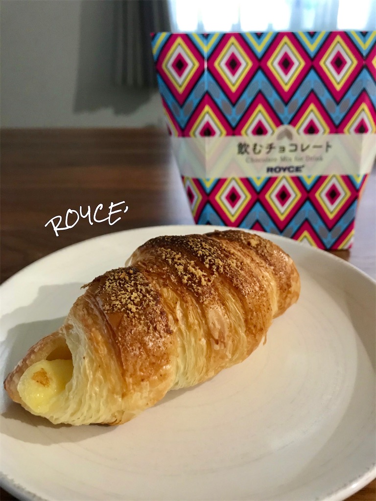 北区等 ロイズ 焼き立てパンと飲むチョコレートでレッツ牛乳チャレンジ 何か食べつつ急いでゐる
