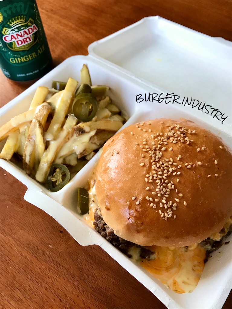 北区 バーガーインダストリー これこそが本場アメリカの味 なテイクアウトハンバーガー店 何か食べつつ急いでゐる