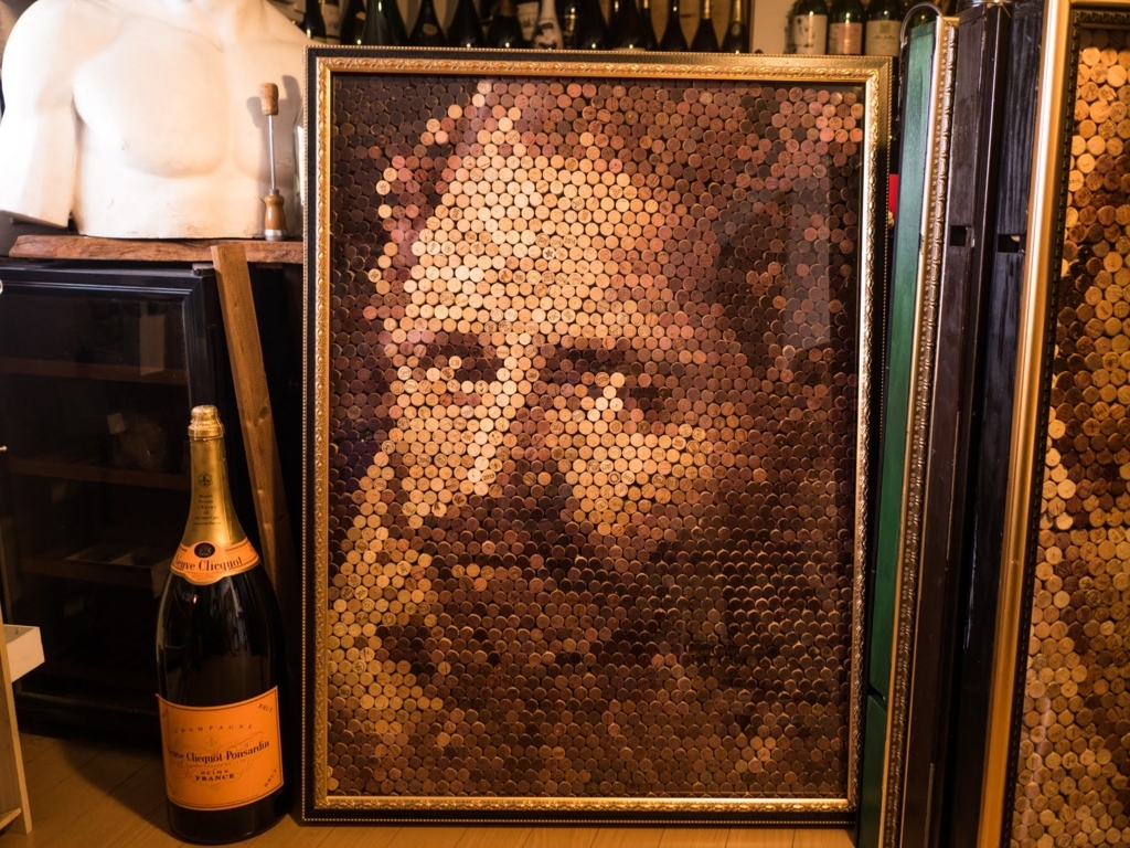 コルク2000個で肖像画を描くソムリエ！染み込んだワインが顔になる【別