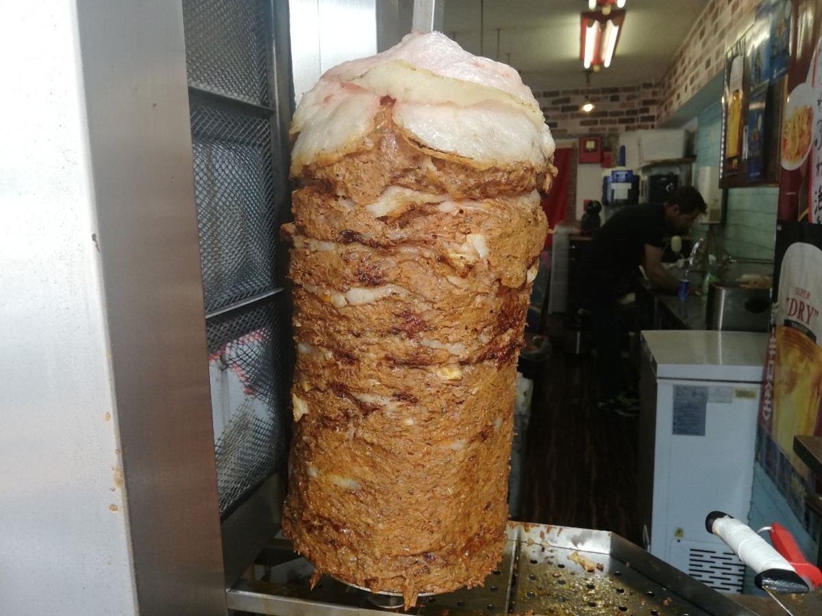 ケバブ屋さんのあの肉塊、どうやって作ってるの？ - メシ通 