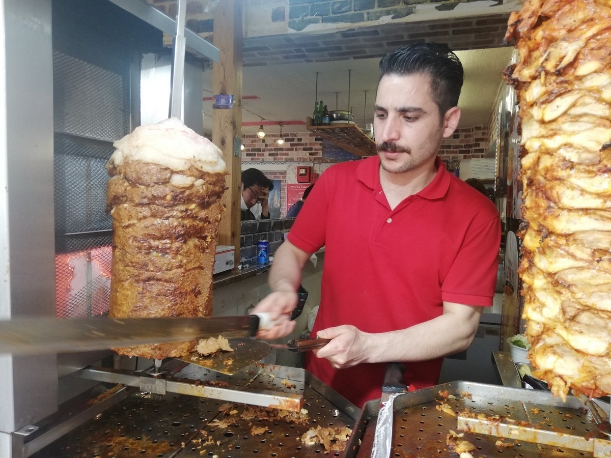 ケバブ屋さんのあの肉塊、どうやって作ってるの？ - メシ通 
