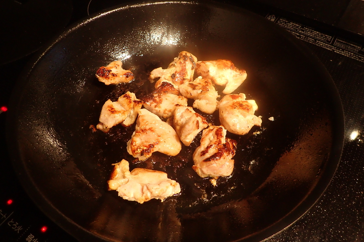鶏のもも肉をテフロン＆鉄製フライパンで味比べ～魔法のフライパンも  