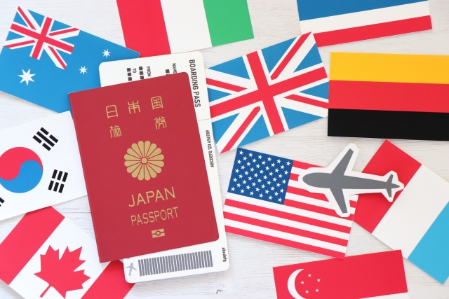 留学のイメージ(様々な国旗とパスポート)