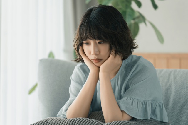 落ち込む様子の女性