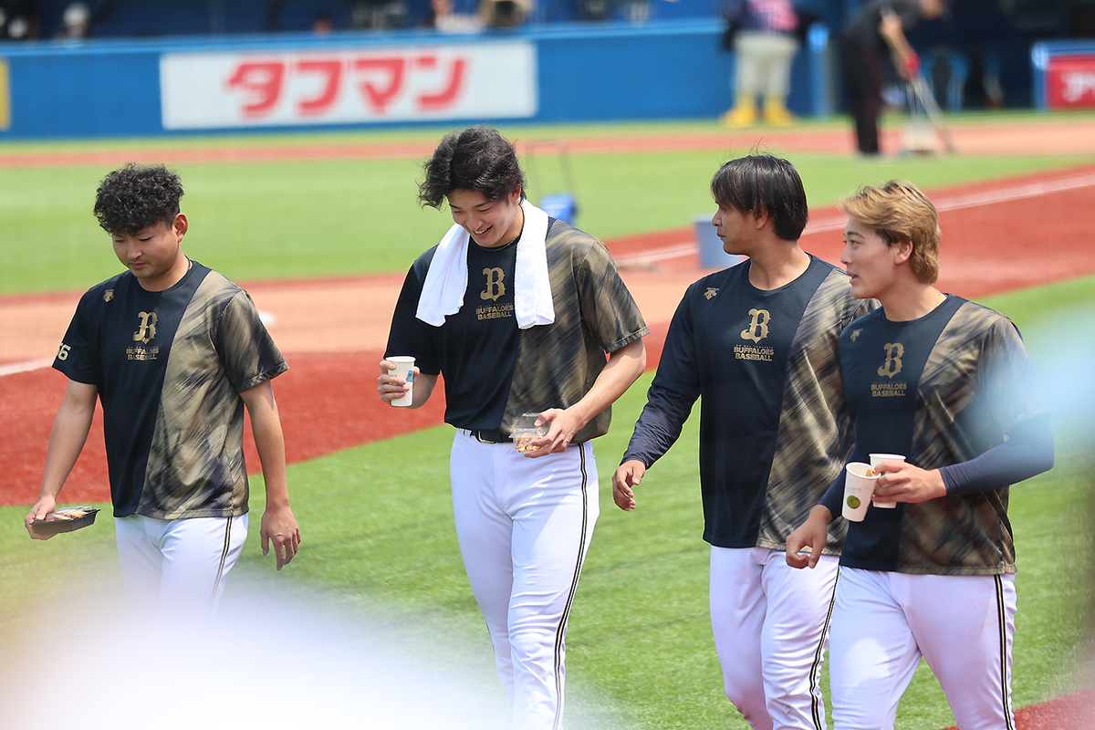 4/6(金)ヤクルト-巨人 3塁ブルペンシート(前から3列目)ペア プロ 4/6(金)ヤクルト-巨人 3塁ブルペンシート(前から3列目)ペア プロ