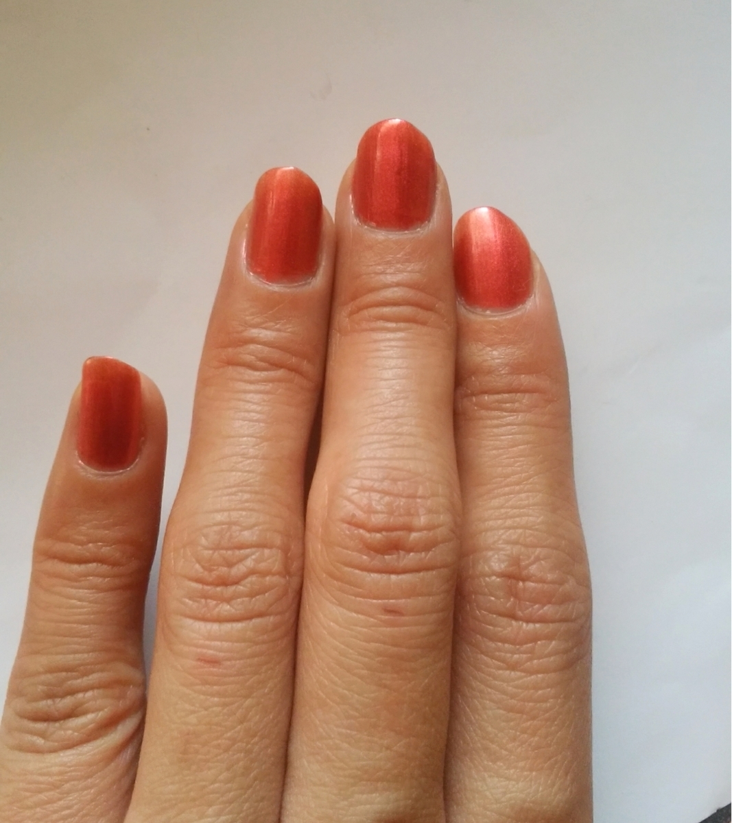 爪にマニキュアを塗った手