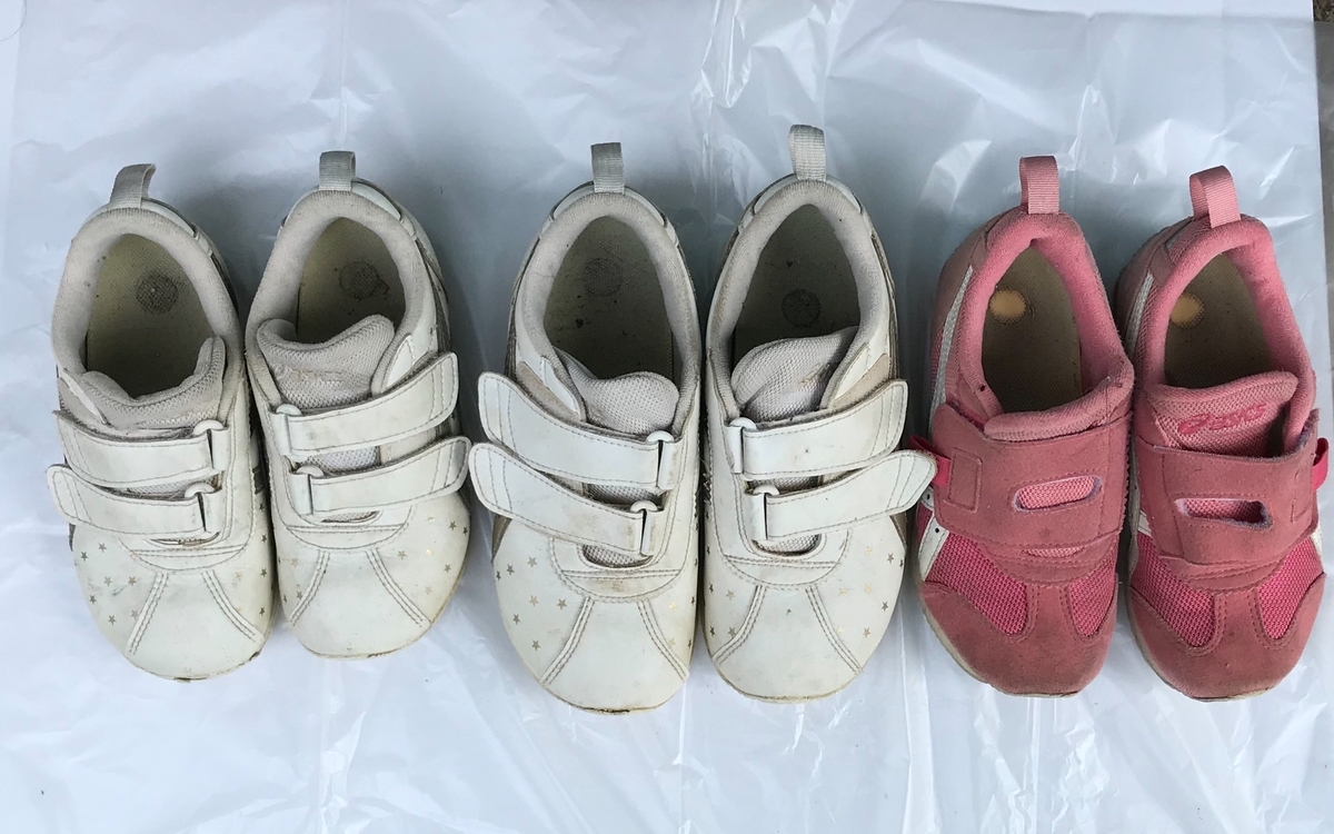 汚れたスニーカー