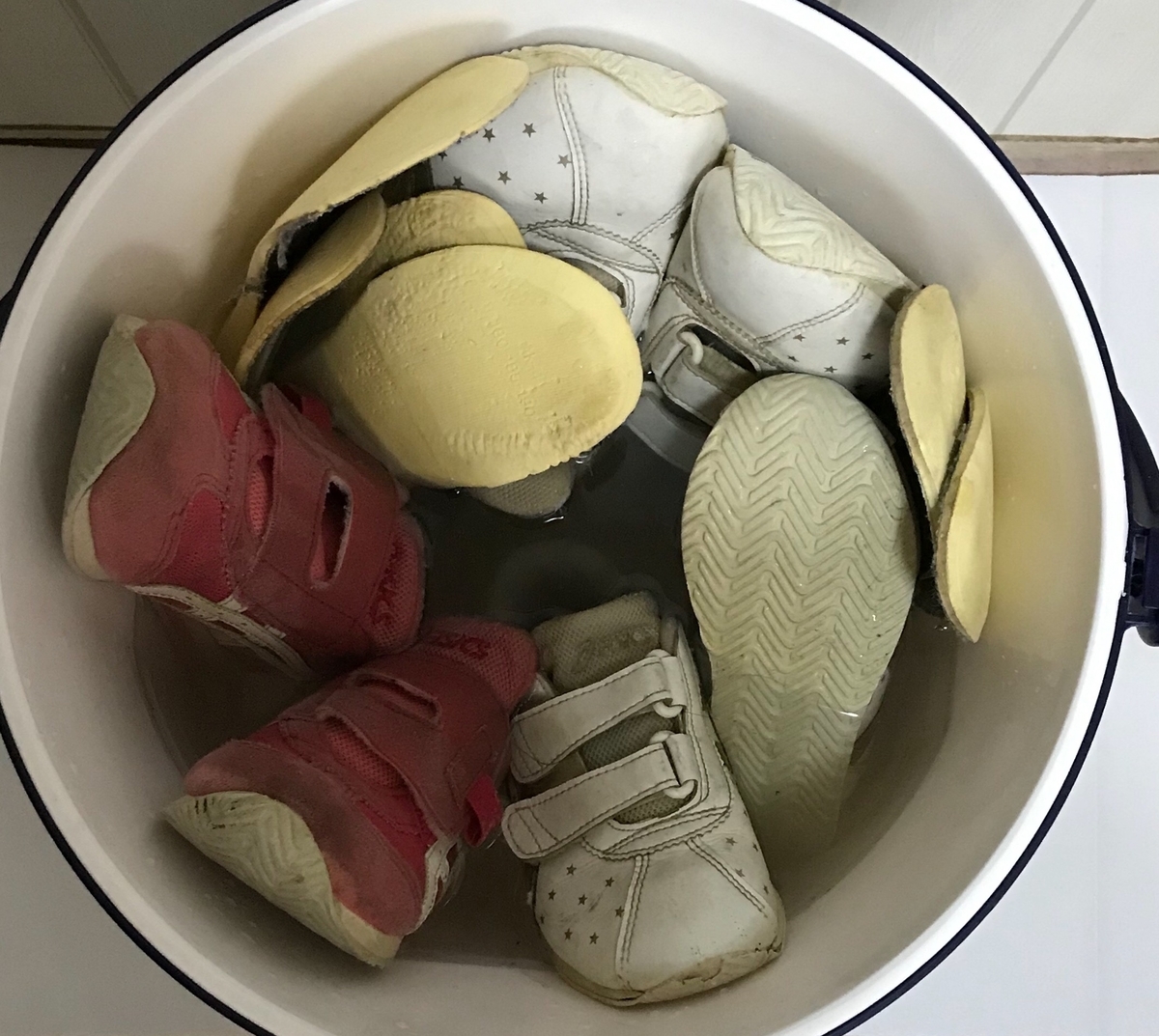 水とスニーカーの入った洗濯機