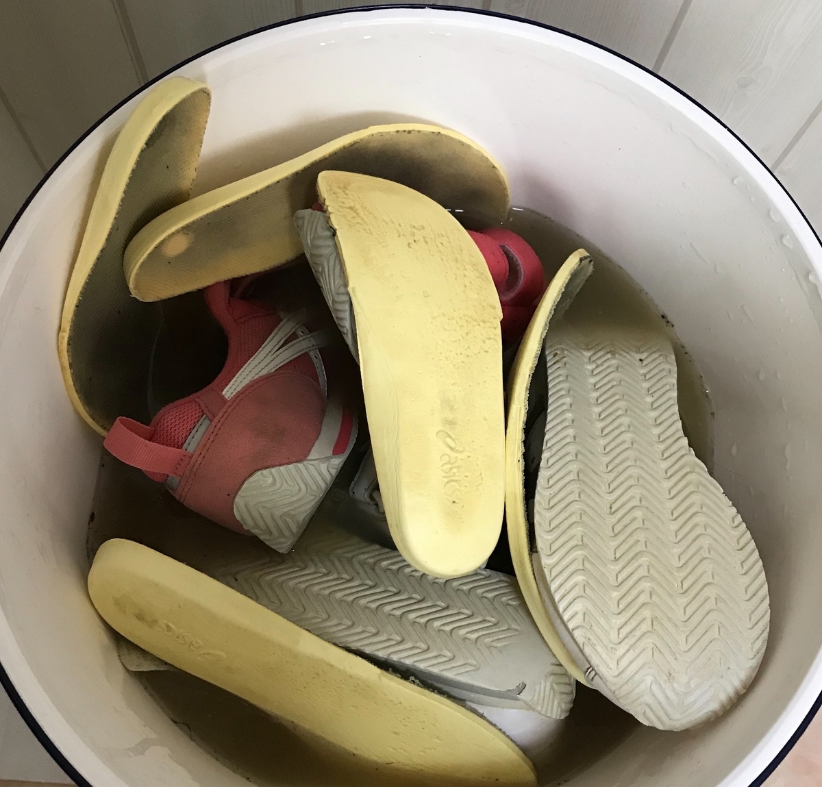 漬け置き後再度攪拌した後のスニーカー