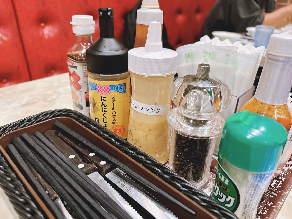 卓上のドレッシングとソース 卓上に並ぶドレッシングとステーキソース