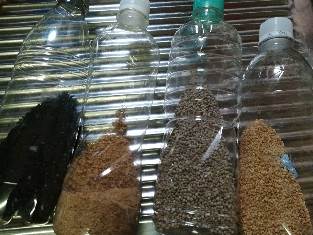 ペットボトルで保存しているゴマ類