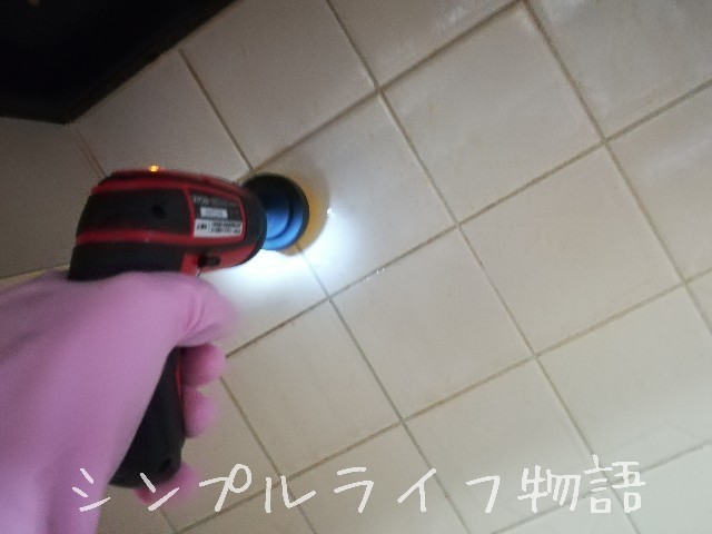 キッチンのタイル壁　目地の掃除４