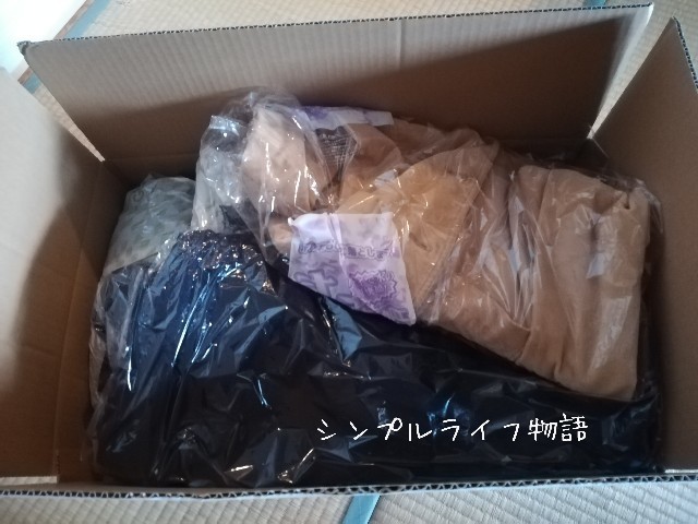 サマリーポケットのアパレルの箱に詰めた様子