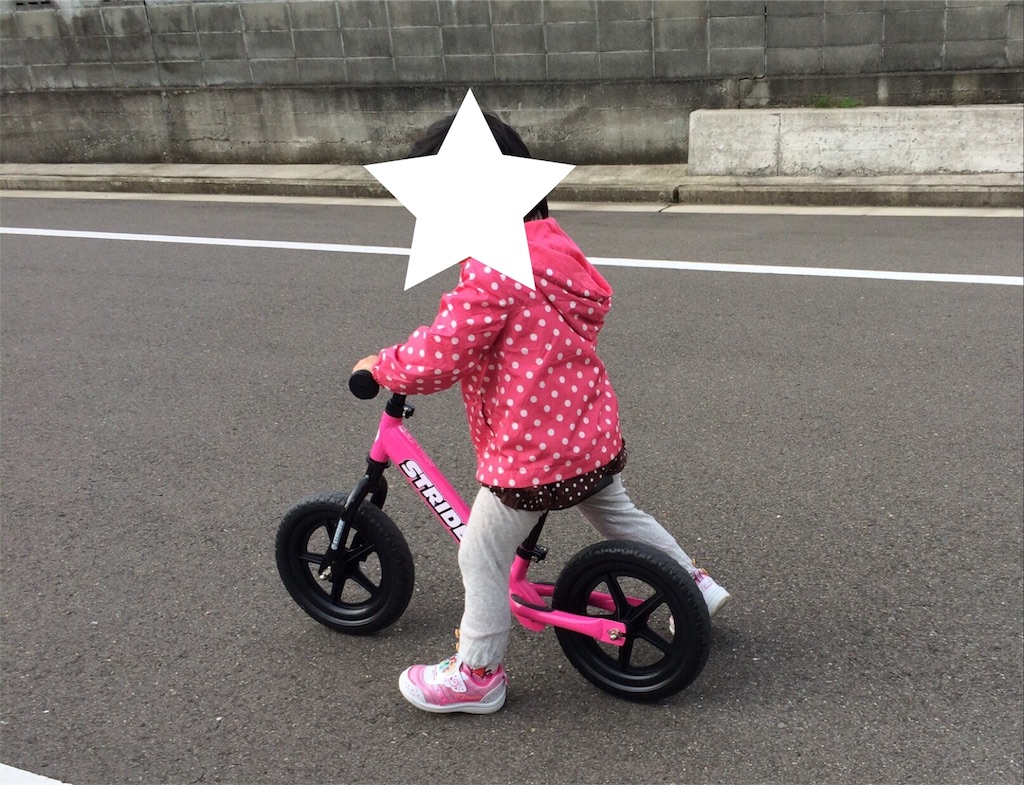 ストライダーを乗り回してた娘が、補助輪を外した初日から自転車