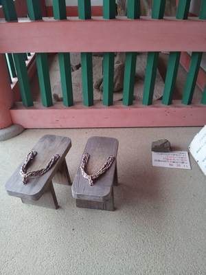 壷阪寺の阿形吽形像の下駄