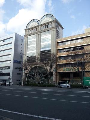 太陽をあしらったビル