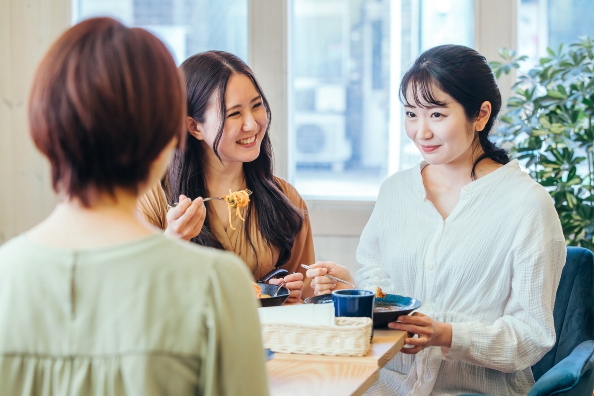 先輩・上司と話す新人のイメージ