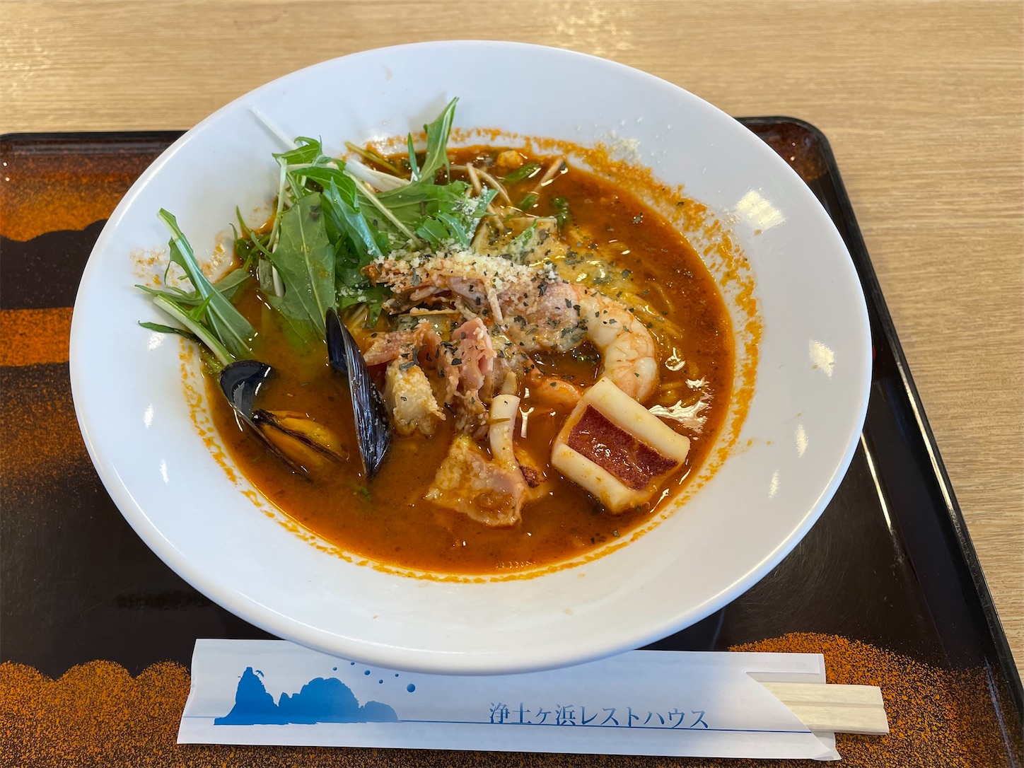 海の幸がのった海鮮ROSSOラーメン
