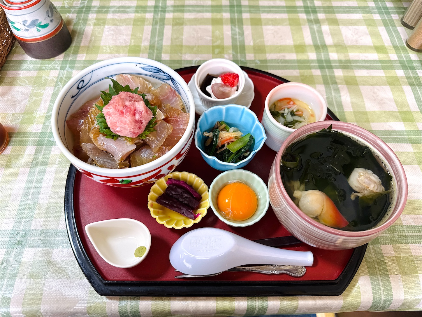青森県八戸市/うみねこ亭さんで本日のオススメのヒラメ漬丼・海藻 