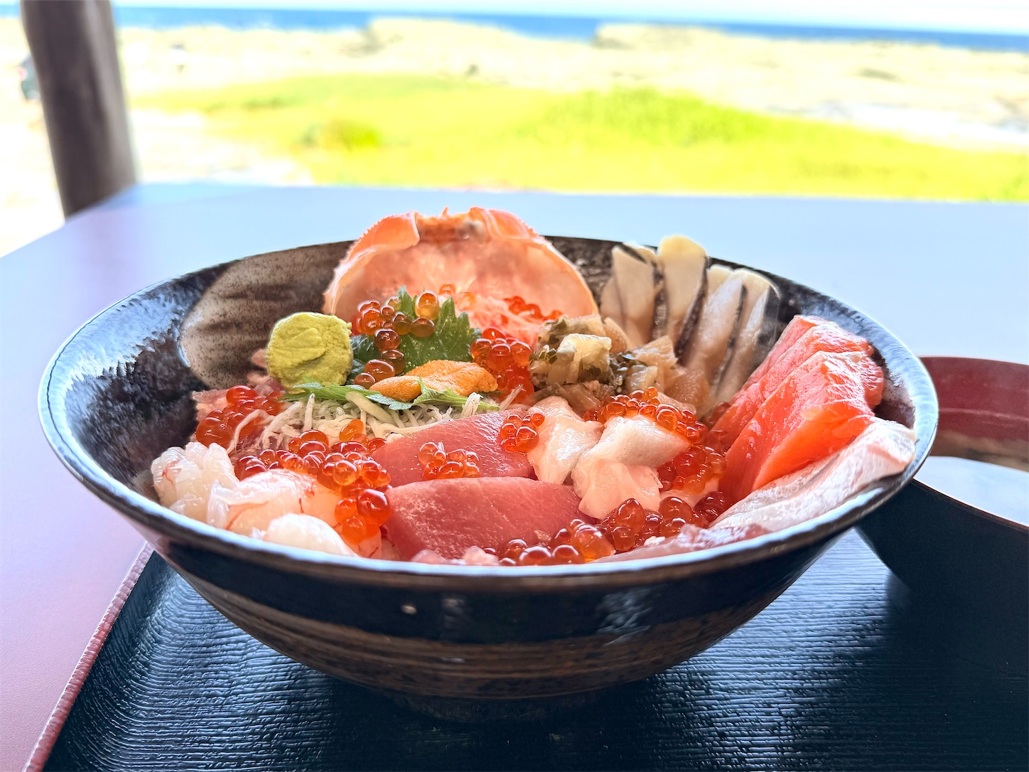 青森県深浦町/千畳敷センターさんの全種乗せ海鮮丼『豊漁丼』を食べて
