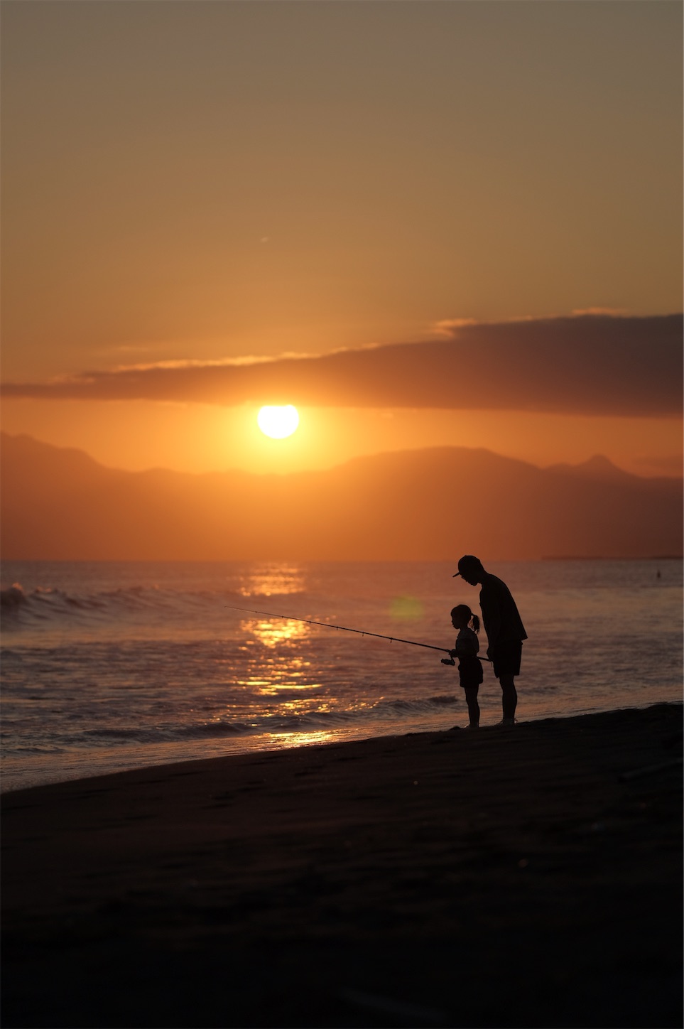 美品！夕焼けの海とヤシの木カップル シルエットフレーム⭐︎迫力の98cm×68cm 夕焼けとヤシの木と海の写真素材 [FYI02477104] | ストックフォトの