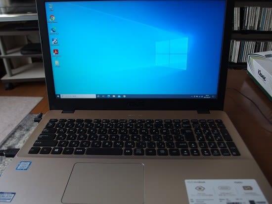 ノートPC ASUS F542U ASUS VivoBook F542U - ガラクタな部屋
