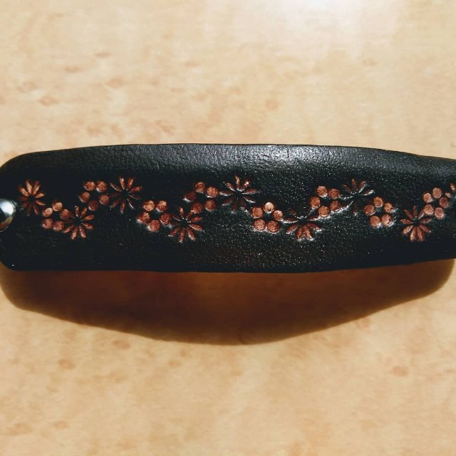 レザークラフトでバレッタ作り Made In Japanの金具はすごく丈夫だった シンプルがいいかもしれない レザークラフトでバレッタ作り Made In Japanの金具はすごく丈夫だった シンプルがいいかもしれない