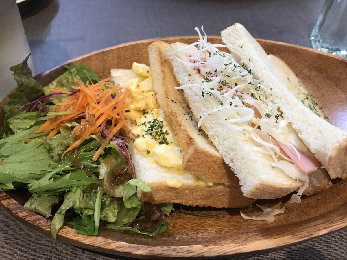 赤ちゃんや子ども連れでモーニングが楽しめる東海市にある帆季珈琲テラスのエッグサンドとコールスローサンド