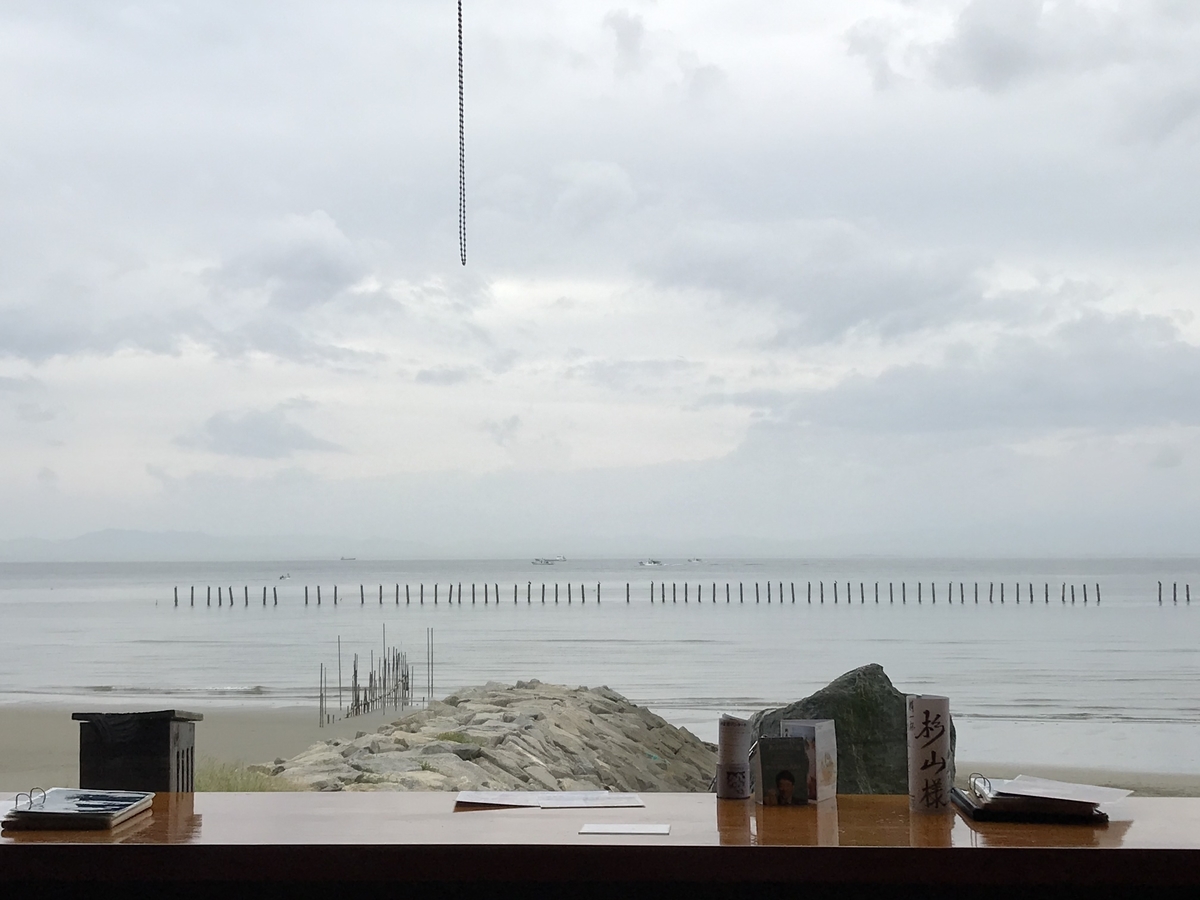子ども連れでランチにいける愛知県美浜町の納屋の海が見えるカウンター席