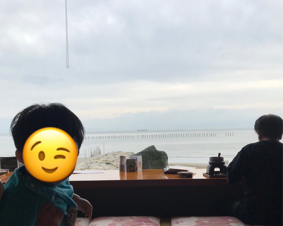 子ども連れでランチにいける愛知県美浜町の納屋の海が見えるカウンター席と男児